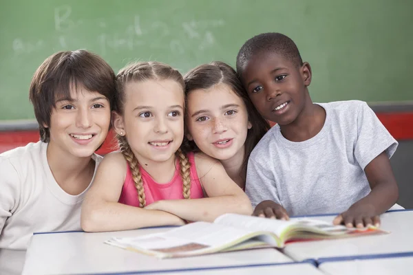 Allievi che guardano l'insegnante — Foto Stock