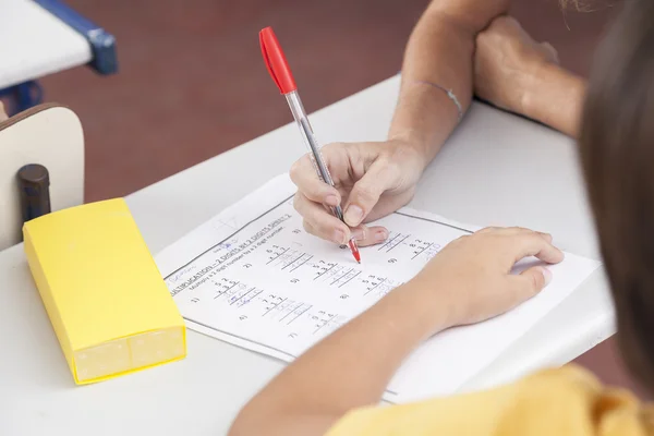 L'enseignant vérifie les devoirs — Photo