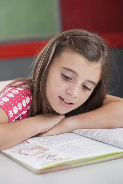 Дівчина читає в школі — стокове фото