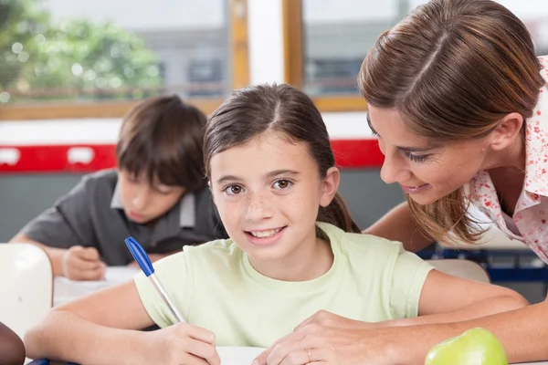 Profesor ayudando a una colegiala — Foto de Stock