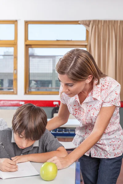 Profesor ayudando a un niño — Foto de Stock