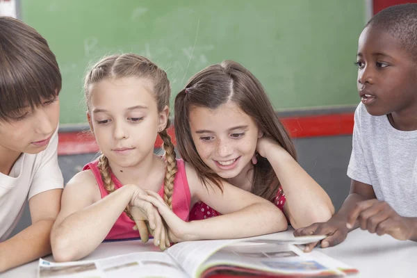 Leerlingen lezen op school — Stockfoto