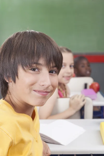 Gli studenti guardano indietro — Foto Stock