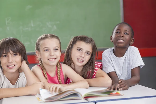 Schüler blicken auf den Lehrer — Stockfoto