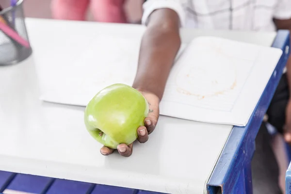 Niño negro compartiendo una manzana verde — Foto de Stock