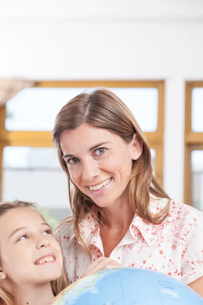 Woman teaching geography. — Stock Photo, Image