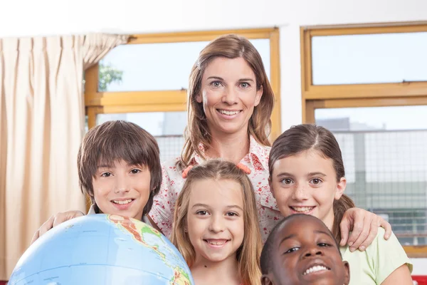 Teacher and pupils on geography class — Stock Photo, Image