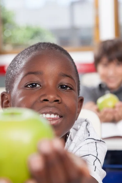 Pojke dela ett äpple — Stockfoto