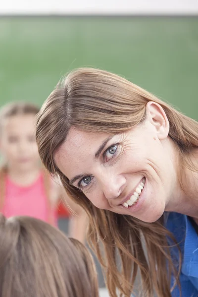 Profesor mirando a la cámara — Foto de Stock