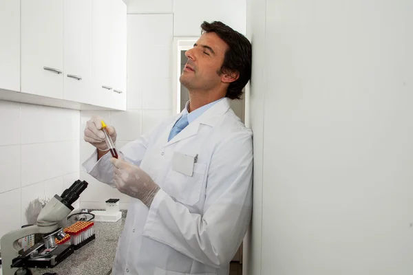 Man concentrated in the lab — Stock Photo, Image