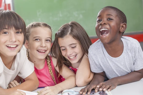 Niedliche Schüler lachen zusammen — Stockfoto