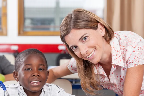 Lärare att hjälpa en pojke — Stockfoto