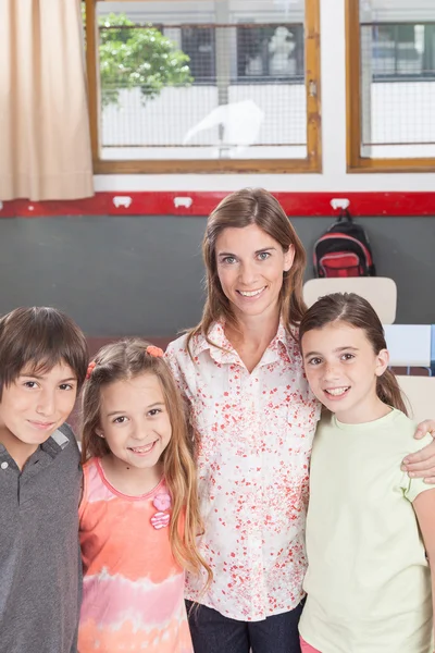 Escola primária crianças em idade escolar — Fotografia de Stock