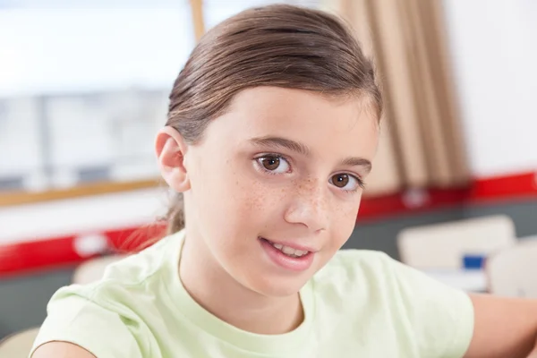 Niña estudiando — Foto de Stock