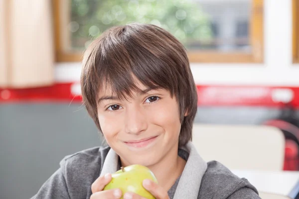 Ragazzo che condivide una mela — Foto Stock