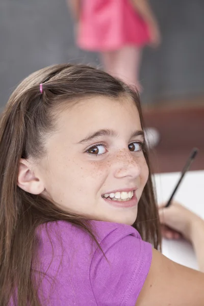 Chica escribiendo en su cuaderno — Foto de Stock