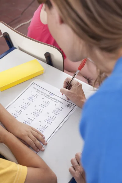 L'enseignant vérifie les devoirs — Photo