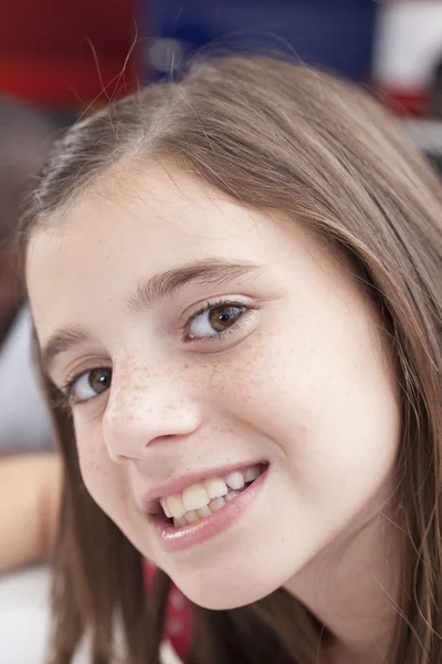 Csinos lány mosolyogva — Stock Fotó