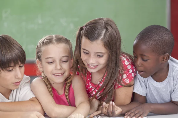 Eleverna läser i skolan — Stockfoto