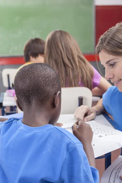 O professor que ensina a alunos — Fotografia de Stock