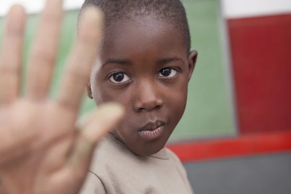 Африканский мальчик делает смешное лицо — стоковое фото