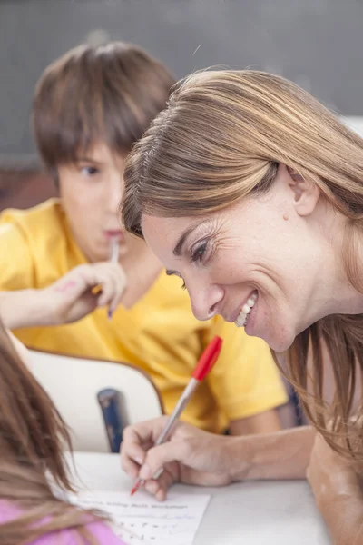 El profesor enseñando y sonriendo — Foto de Stock