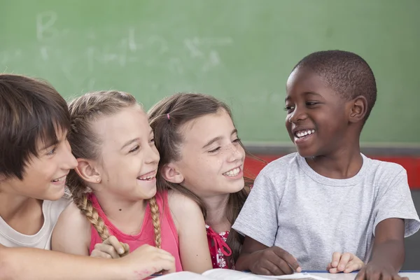 Niedliche Schüler lachen — Stockfoto