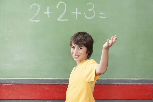 Niño feliz en la escuela y mirando a la cámara — Foto de Stock