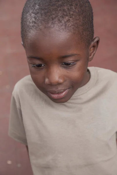 Африканский мальчик сконцентрирован — стоковое фото
