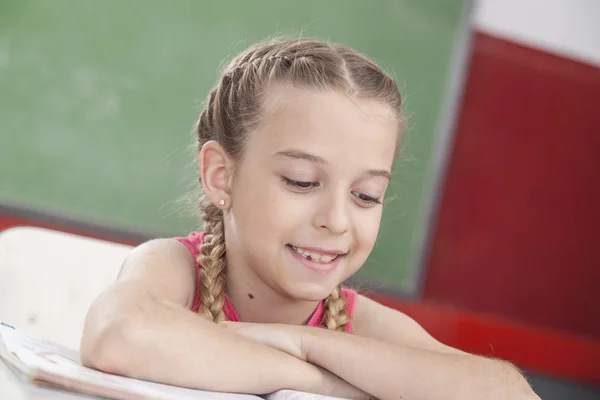 Chica leyendo en la escuela — Foto de Stock