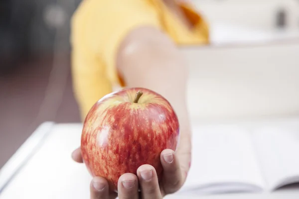 Niño sosteniendo una manzana —  Fotos de Stock