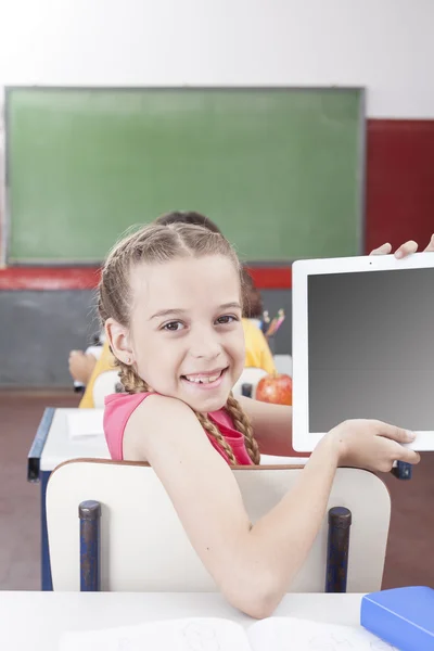 显示这款平板电脑的女孩 — 图库照片