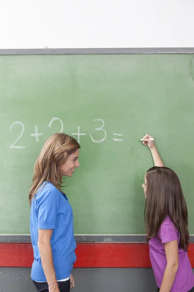 Menina fazendo um excercise sobre matemática — Fotografia de Stock