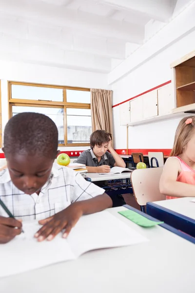 Estudiantes que estudian en clase — Foto de Stock