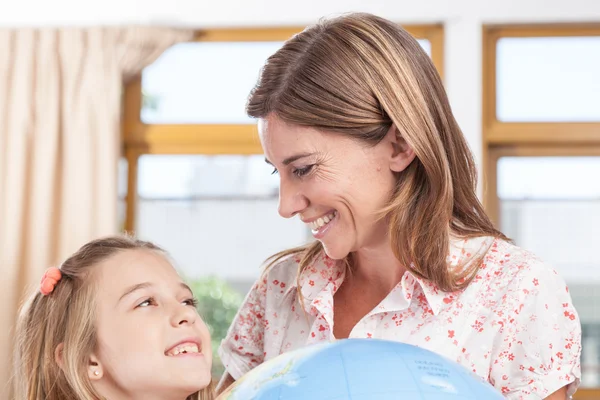 Woman teaching geography. — Stock Photo, Image