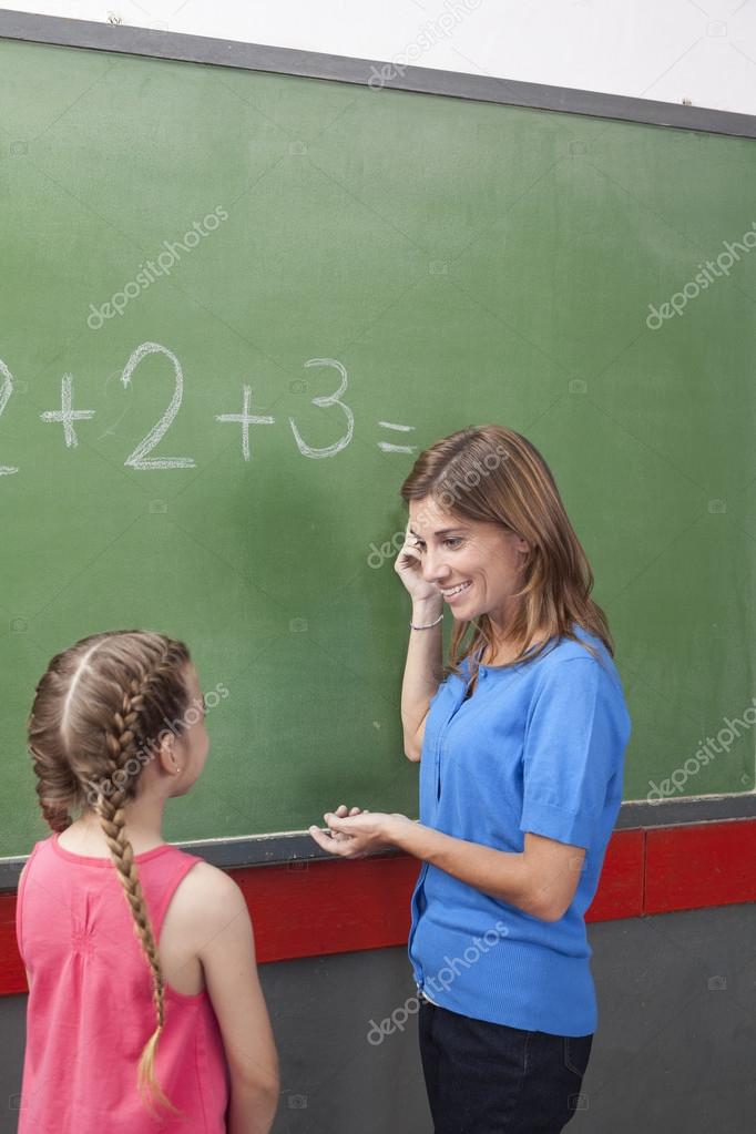 Resultado de imagem para foto de professora ensinando matemática no quadro negro