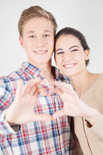 Par i kärlek att göra hjärtat tecken — Stockfoto