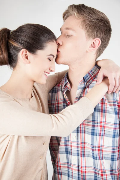 Homem beijando mulher — Fotografia de Stock