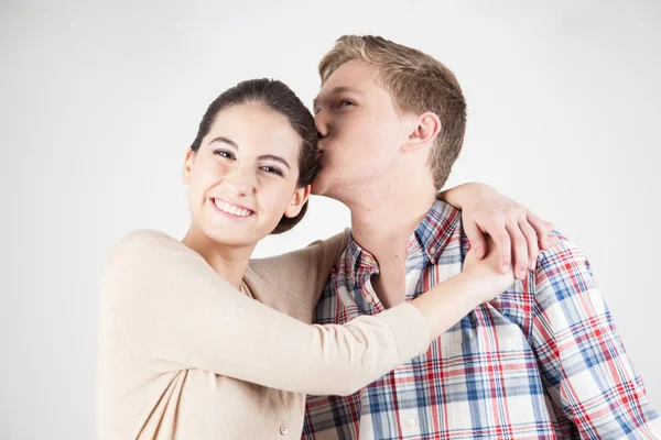 Uomo baciare donna — Foto Stock