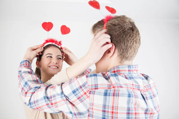 Paar trägt Stirnbänder mit Herzen — Stockfoto