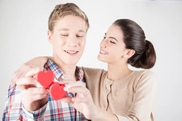 Pareja sosteniendo pequeños corazones —  Fotos de Stock