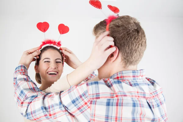 Paar trägt Stirnbänder mit Herzen — Stockfoto
