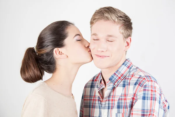 Verliebtes Paar küsst sich — Stockfoto