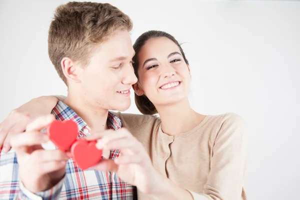 Pareja sosteniendo pequeños corazones —  Fotos de Stock