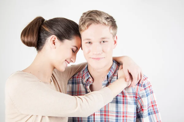 Verliebtes Paar posiert — Stockfoto