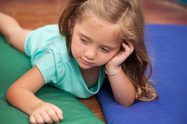 Anaokulu yerde yatan kız