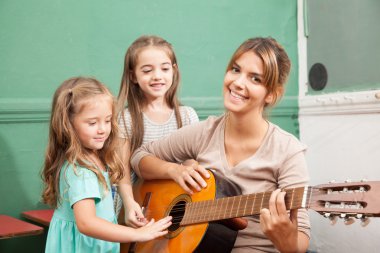Öğretmen gitar çalmak