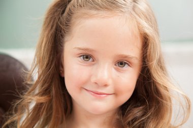 Anaokulu kız gülümseyerek