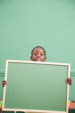 bir balckboard tutan çocuk