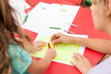 Kız onun öğretmeni ile çizim